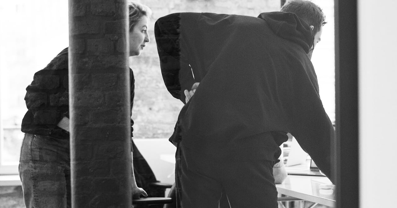 Person in schwarz/weiß auf der Grafik