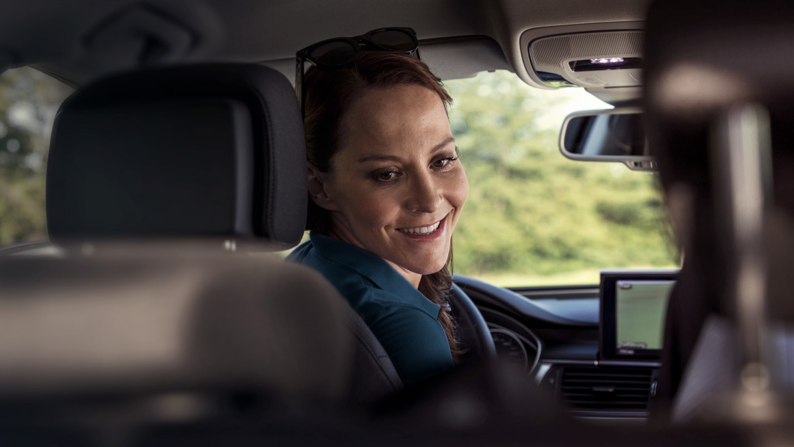 Frau im Auto heycar
