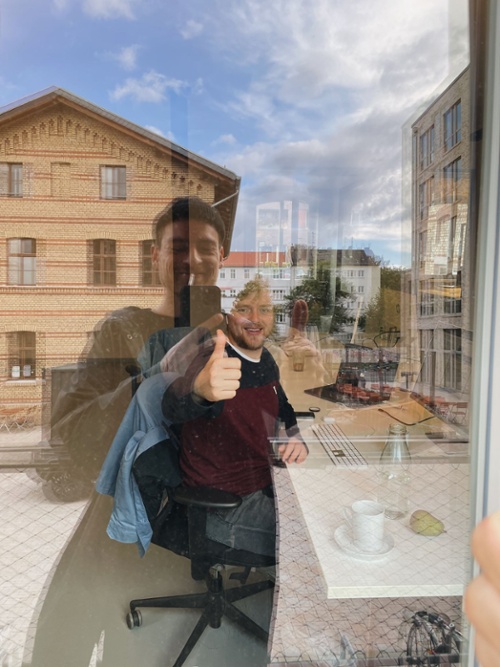 wirDesign-Mitarbeiter-thumbs-up-500